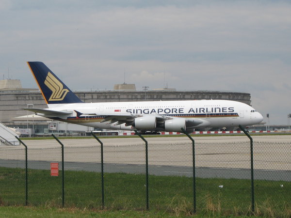 Singapore Airlines A380-800<br />reg: 9V-SKB