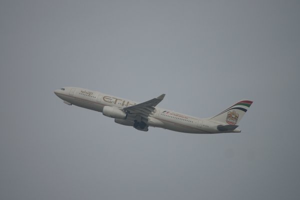 Etihad058 take off from runway 25R. (A6-EYG)